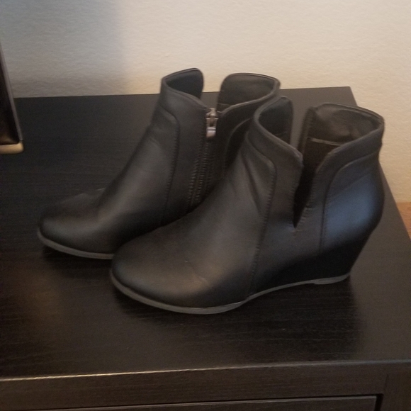 Black booties. - Picture 2 of 4